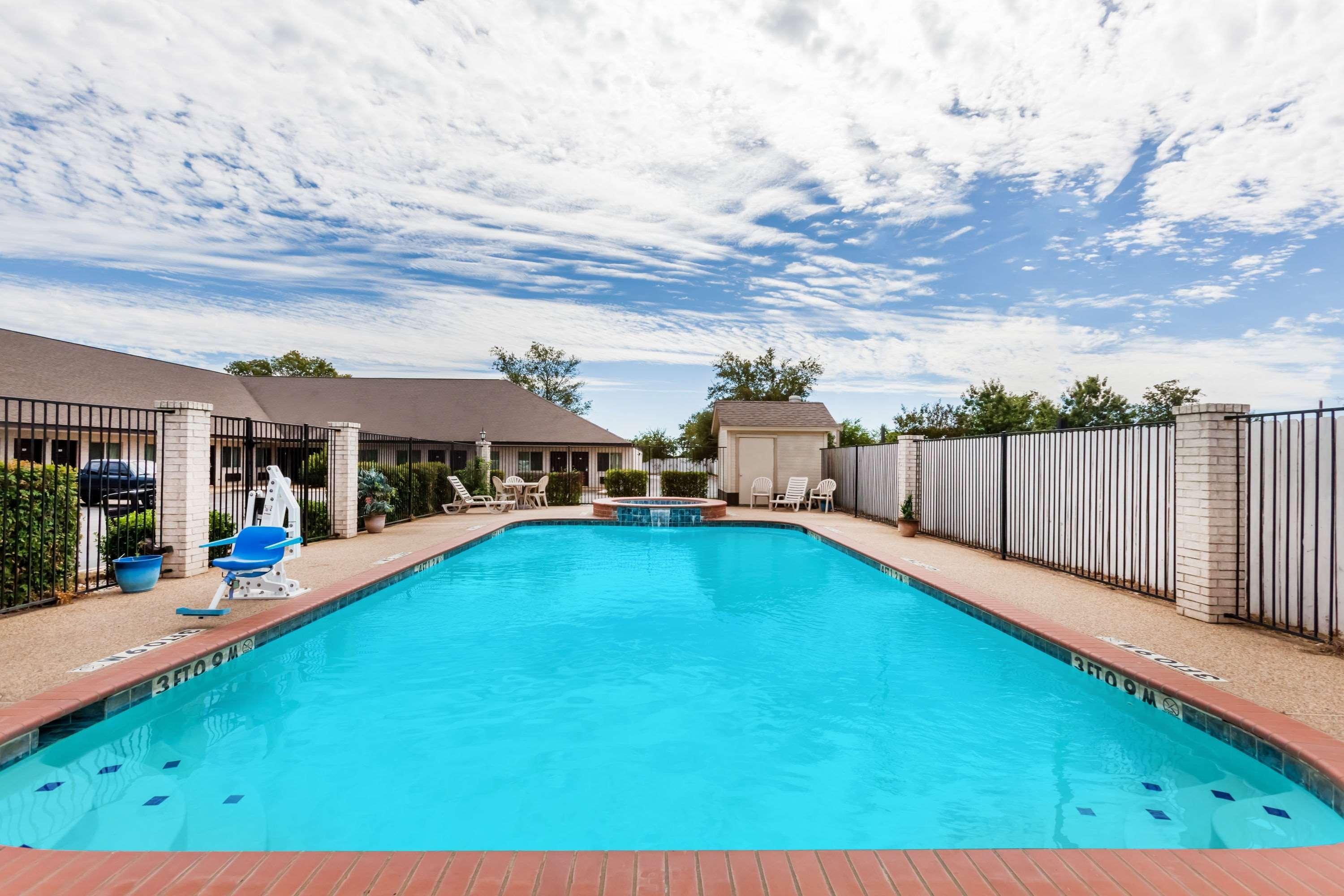 Super 8 By Wyndham Cleburne Motel Exterior photo